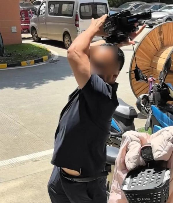 蜀商证券 企业负责人回应砸坏记者设备：冲动了 涉事者或将面临法律责任