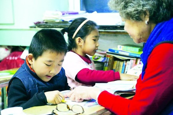 骆驼优配门店 八旬老人用爱心“托”起一批又一批孩子